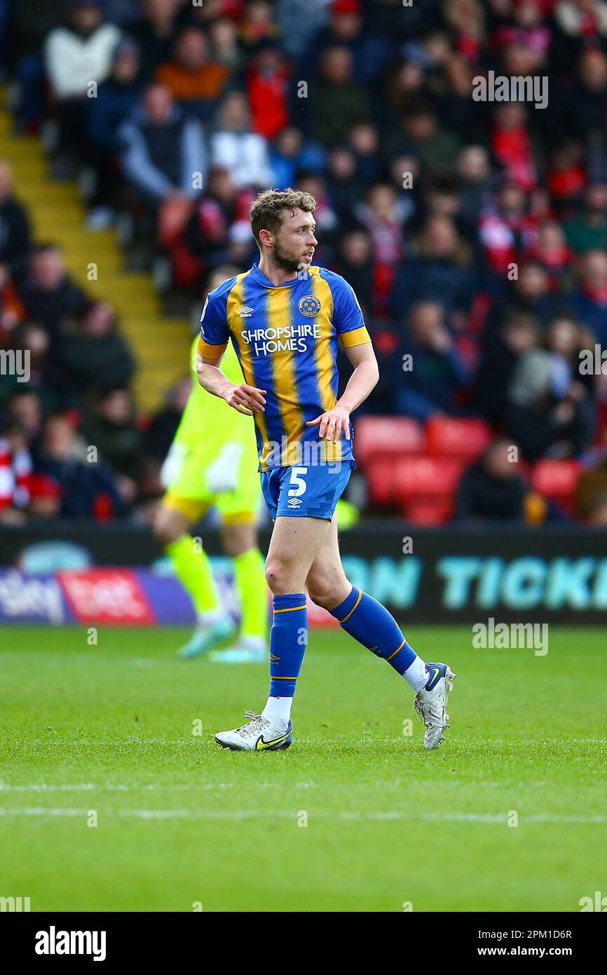 Oakwell Stadium, Barnsley, Angleterre - 10th avril 2023 Matthew Pennington (5) de Shrewsbury Town - pendant le jeu Barnsley v Shrewsbury Town, Sky Bet League One, 2022/23, Oakwell Stadium, Barnsley, Angleterre - 10th avril 2023 crédit: Arthur Haigh/WhiteRosePhotos/Alay Live News Banque D'Images