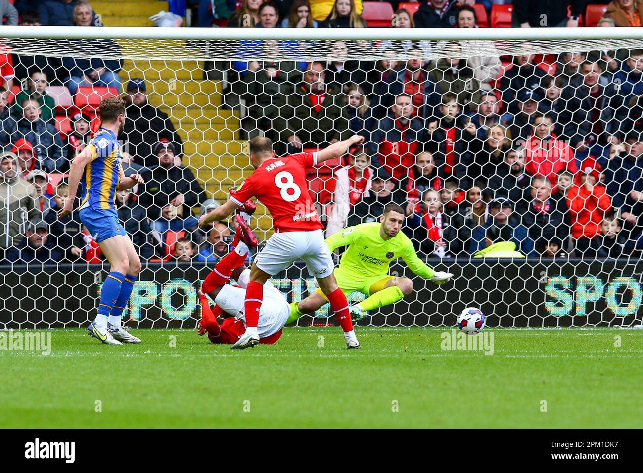 Oakwell Stadium, Barnsley, Angleterre - 10th avril 2023 Herbie Kane (8) de Barnsley tire pour but - pendant le jeu Barnsley v Shrewsbury Town, Sky Bet League One, 2022/23, Oakwell Stadium, Barnsley, Angleterre - 10th avril 2023 crédit: Arthur Haigh/WhiteRosePhotos/Alay Live News Banque D'Images