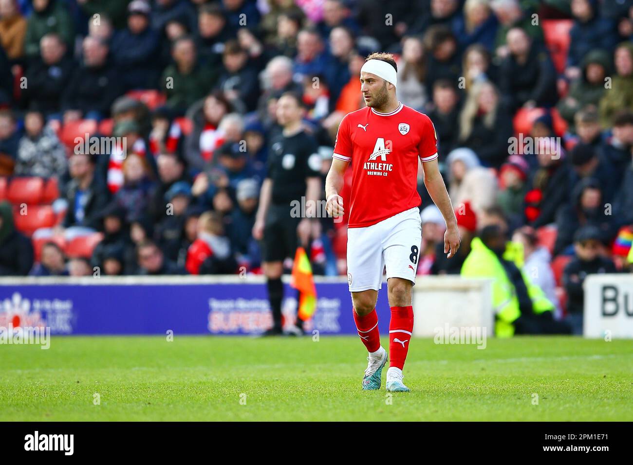 Oakwell Stadium, Barnsley, Angleterre - 10th avril 2023 Herbie Kane (8) de Barnsley - pendant le jeu Barnsley v Shrewsbury Town, Sky Bet League One, 2022/23, Oakwell Stadium, Barnsley, Angleterre - 10th avril 2023 crédit: Arthur Haigh/WhiteRosephotos/Alay Live News Banque D'Images