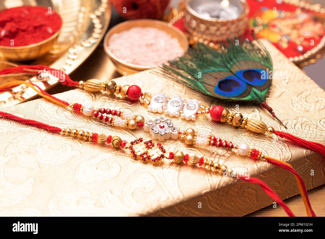 Image de nature morte de rakhi avec plume de paon Banque D'Images