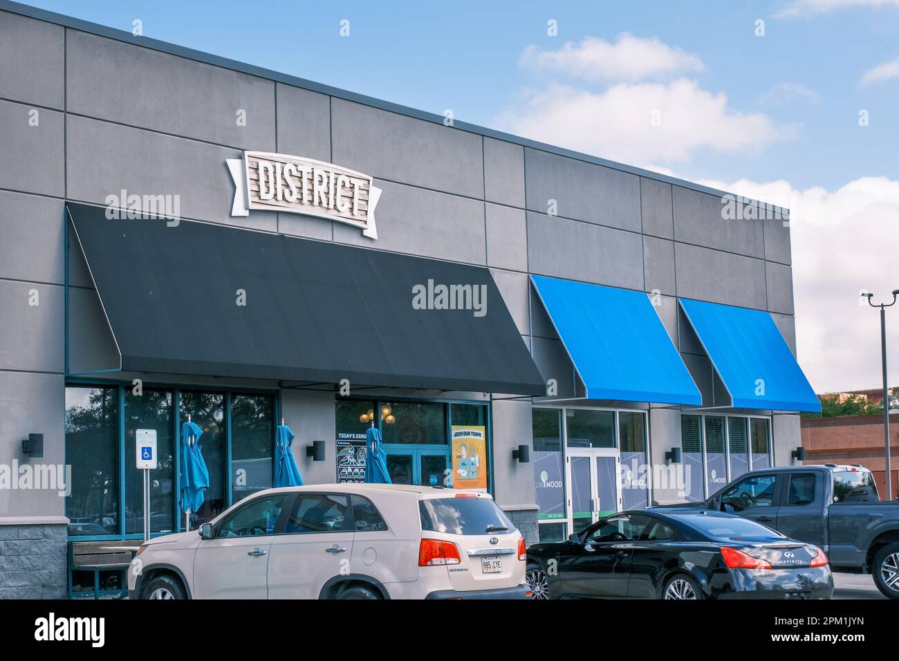 HARAHAN, LA, États-Unis - 23 MARS 2023 : magasin district Donuts dans le centre commercial Elmwood Banque D'Images