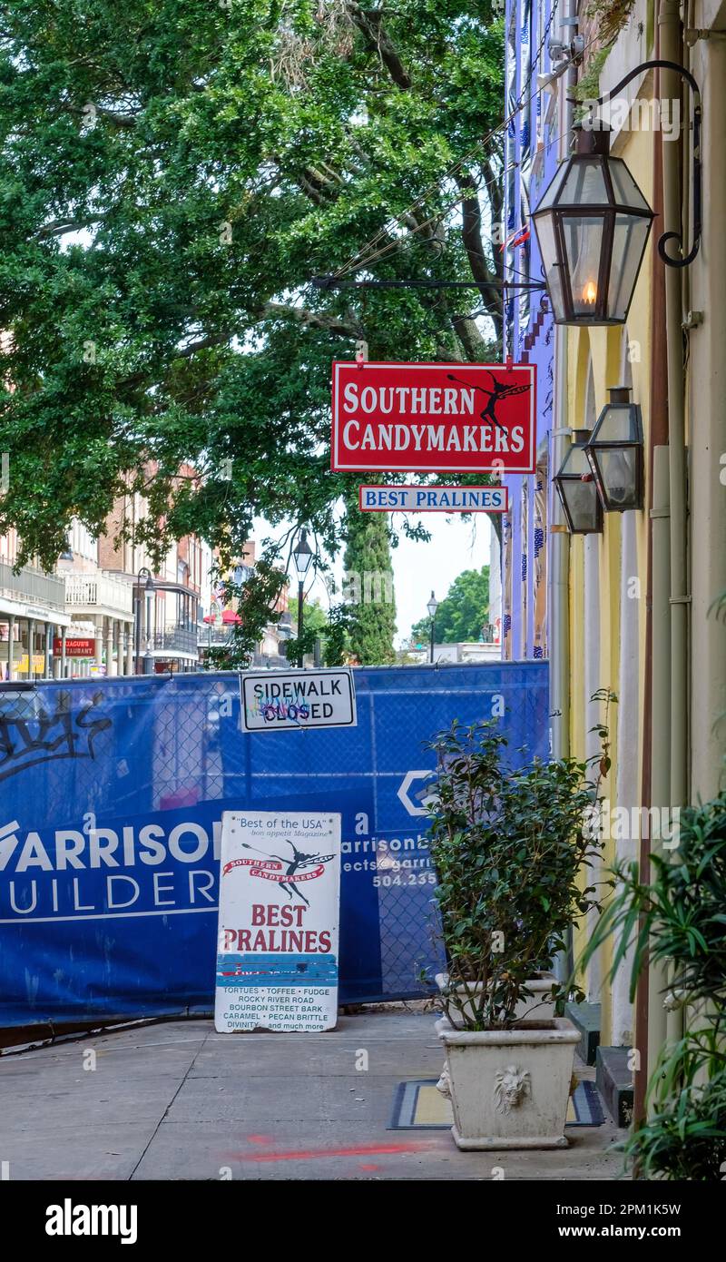 NOUVELLE-ORLÉANS, LA, États-Unis - 2 AVRIL 2023 : façade sud des Candymakers avec construction extérieure en cours Banque D'Images