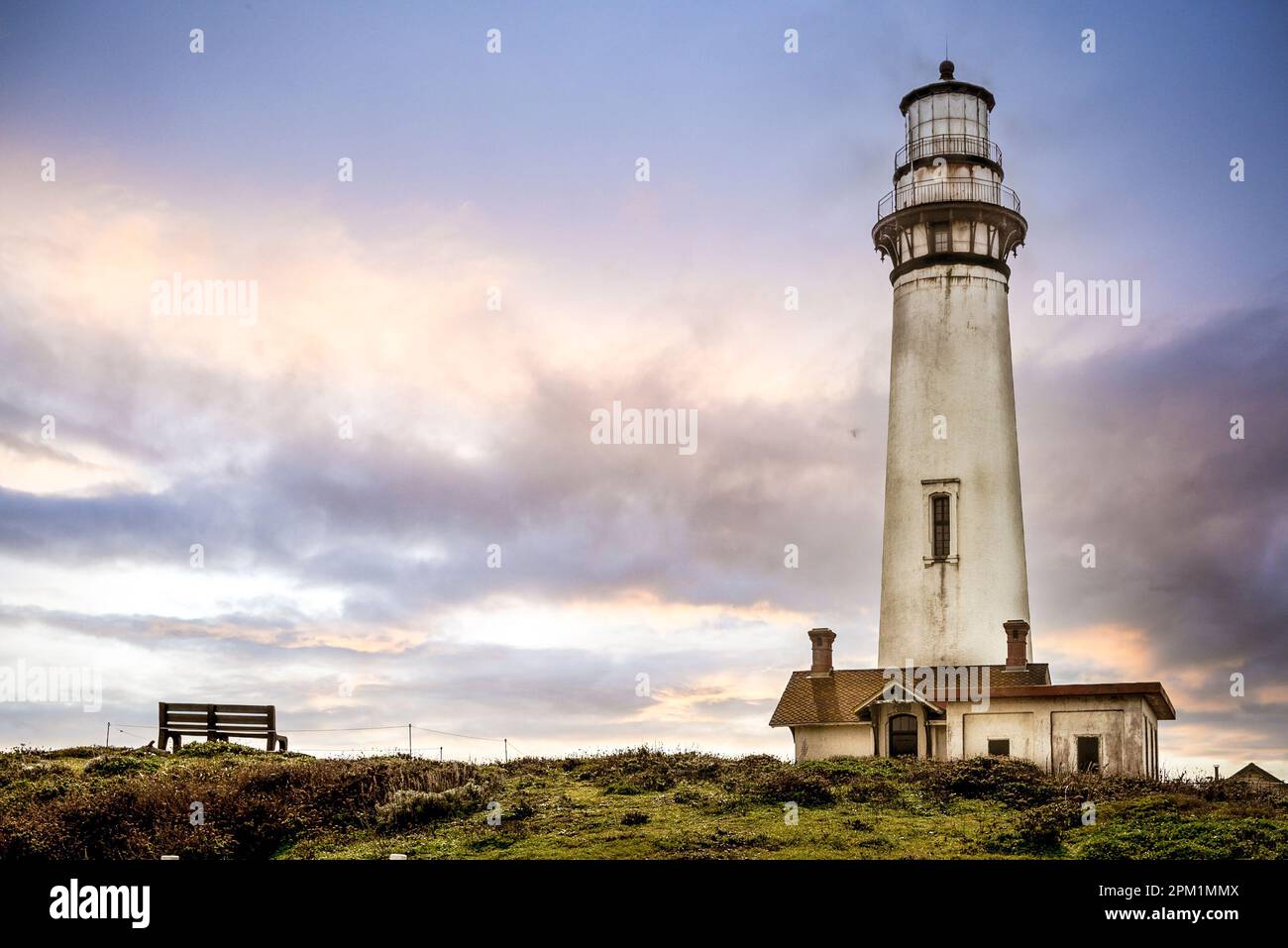 Le phare de Pigeon point est un phare construit en 1871 pour guider les navires sur la côte Pacifique de la Californie. Il est situé sur la route côtière 1 près de P Banque D'Images