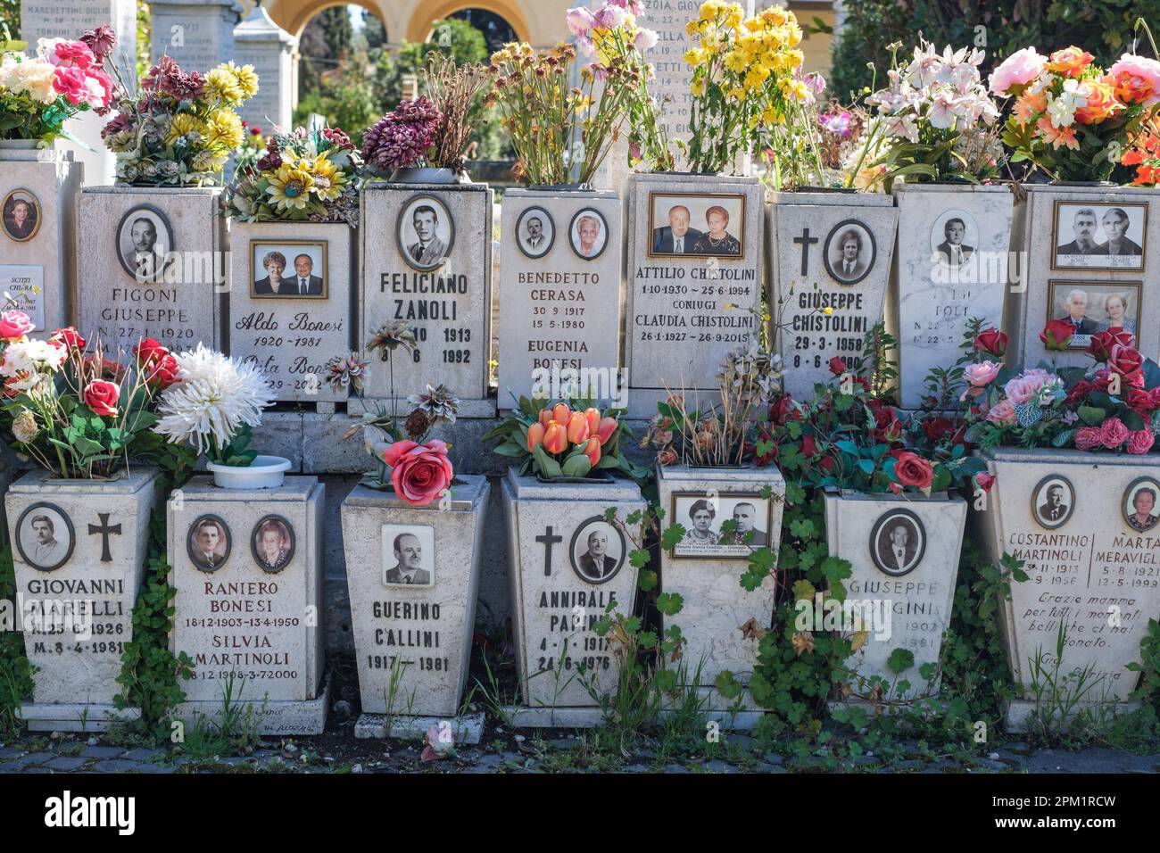 Rome, Italie. 10th avril 2023. Diverses tombes dans le cimetière monumental de Verano à Rome. Populairement connu sous le nom de 'Cimetière de Summer', est un cimetière à Rome. Il doit le nom de Verano à l'ancien champ du Verani, datant de l'époque de la République romaine, construit pendant l'ère napoléonienne de 1805. Crédit : SOPA Images Limited/Alamy Live News Banque D'Images