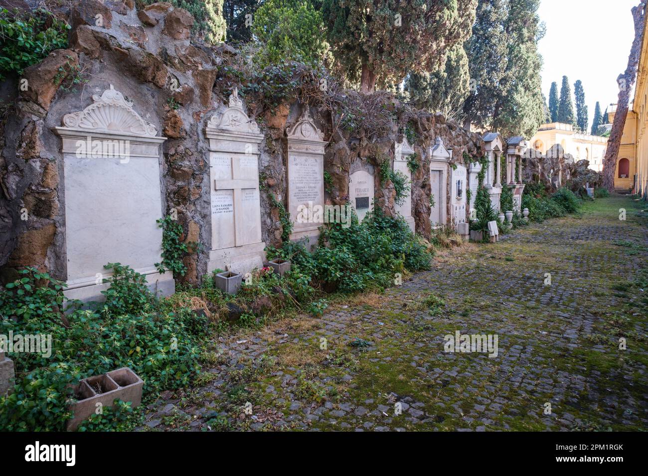 Rome, Italie. 10th avril 2023. Diverses tombes dans le cimetière monumental de Verano à Rome. Populairement connu sous le nom de 'Cimetière de Summer', est un cimetière à Rome. Il doit le nom de Verano à l'ancien champ du Verani, datant de l'époque de la République romaine, construit pendant l'ère napoléonienne de 1805. (Photo par Atilano Garcia/SOPA Images/Sipa USA) crédit: SIPA USA/Alay Live News Banque D'Images