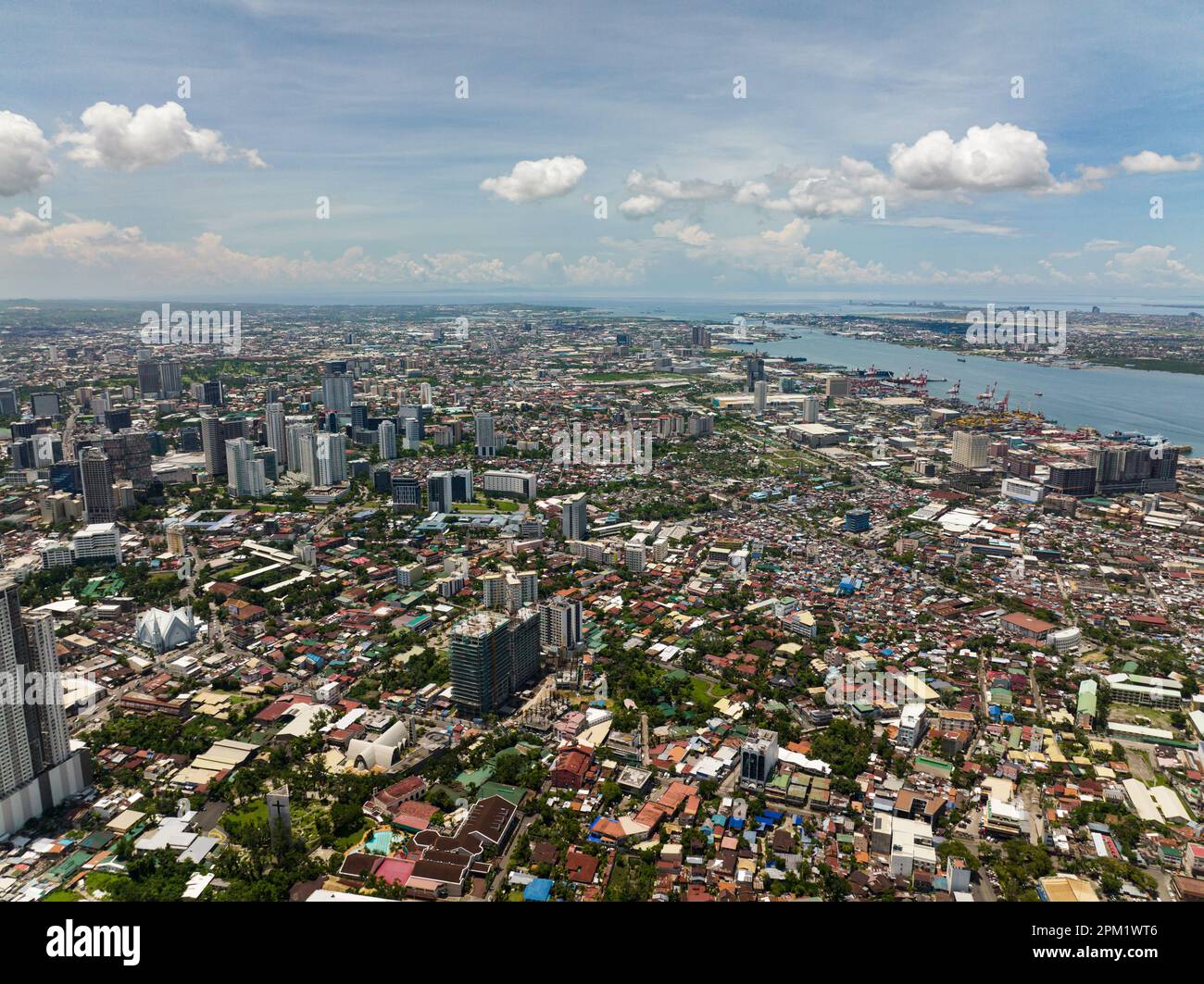 Vue aérienne de la ville de Cebu avec port, bâtiments modernes et quartiers d'affaires. Philippines. Banque D'Images