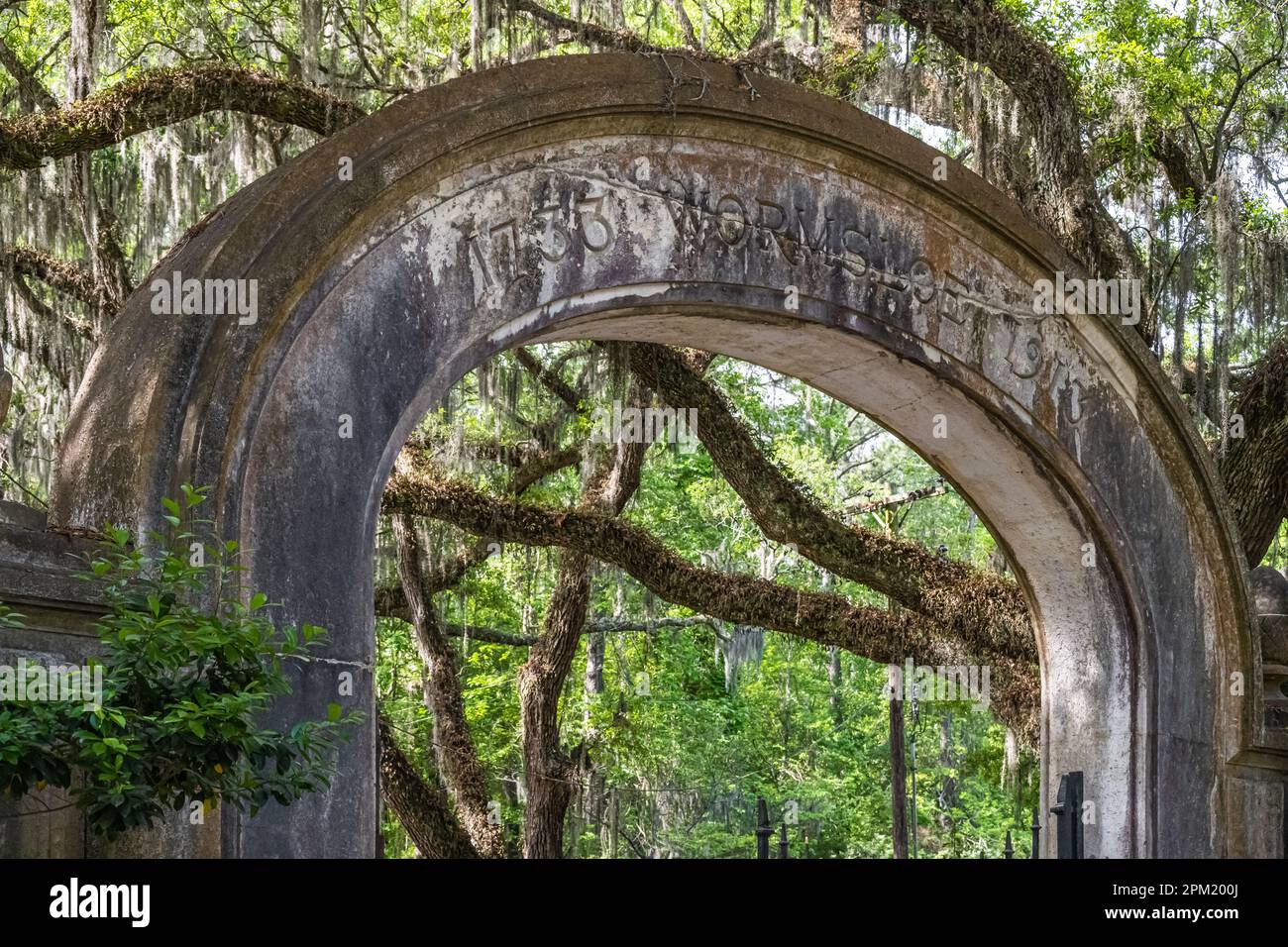 Arche d'entrée à la plantation Wormsloe avec les dates 1733 (le propriétaire de l'année, Noble Jones, a déménagé à Savannah) et 1913 (l'année où l'arche a été érigée). Banque D'Images