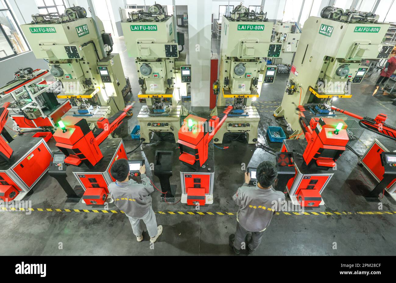 HUZHOU, CHINE - 11 AVRIL 2023 - les travailleurs font un lot d'amortisseurs automobiles pour exportation aux États-Unis lors d'un atelier de production à Huzhou, Zhej Banque D'Images