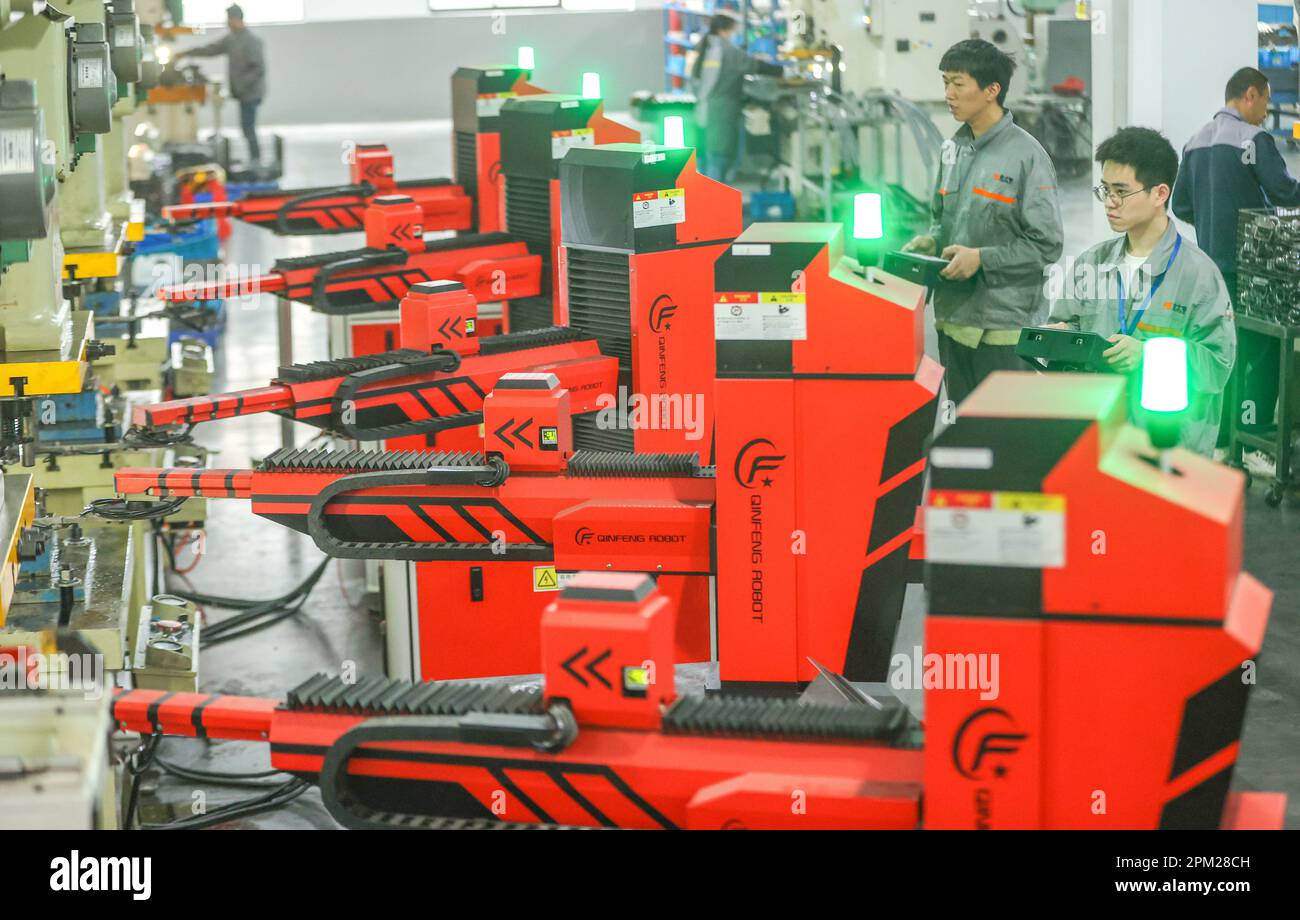 HUZHOU, CHINE - 11 AVRIL 2023 - les travailleurs font un lot d'amortisseurs automobiles pour exportation aux États-Unis lors d'un atelier de production à Huzhou, Zhej Banque D'Images