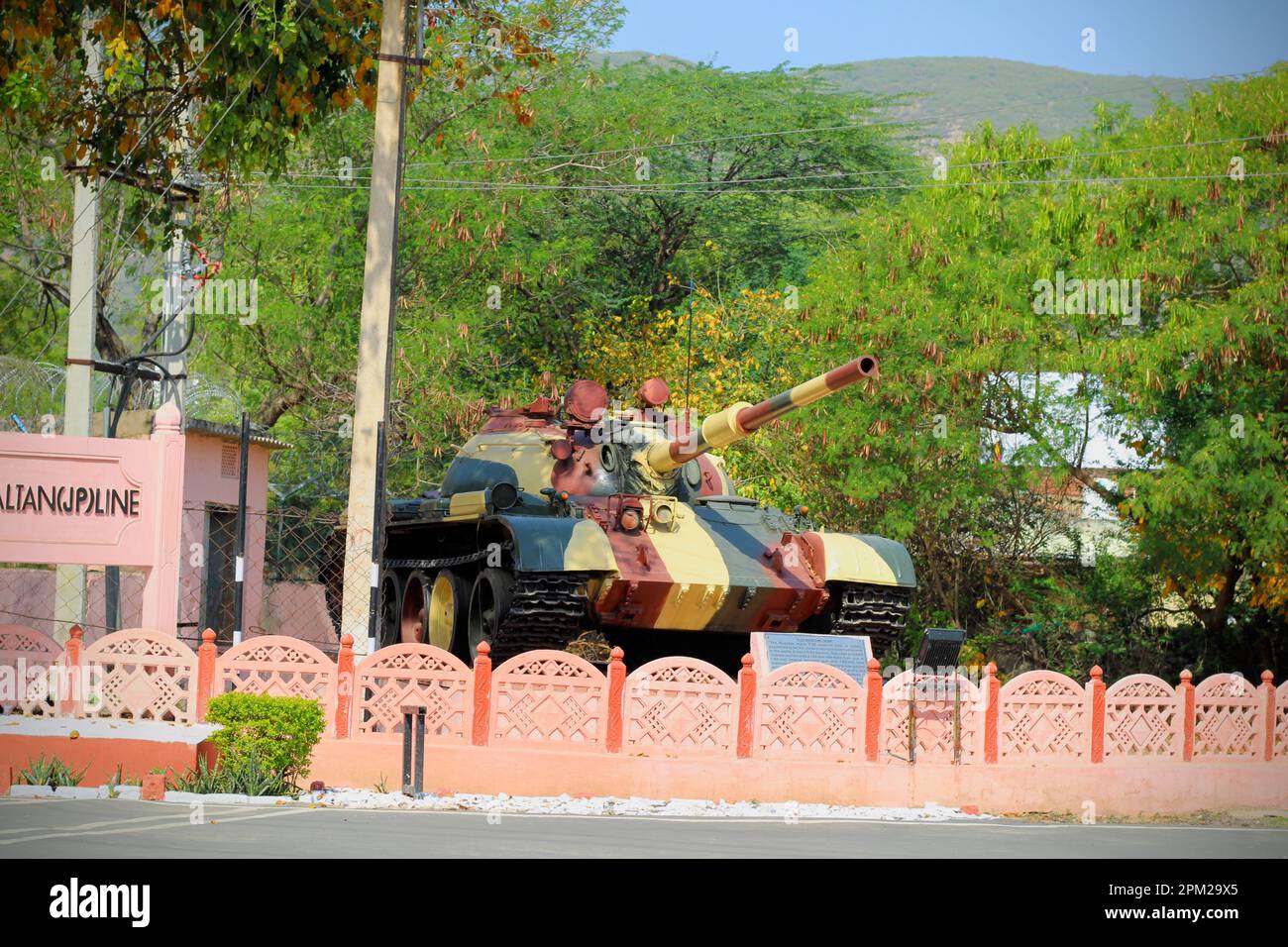 Un char de combat de l'armée indienne est présenté à l'extérieur Banque D'Images