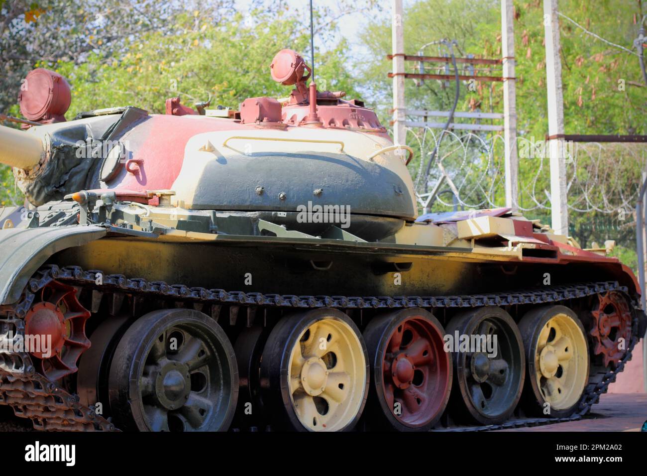 Un char de combat de l'armée indienne est présenté à l'extérieur Banque D'Images