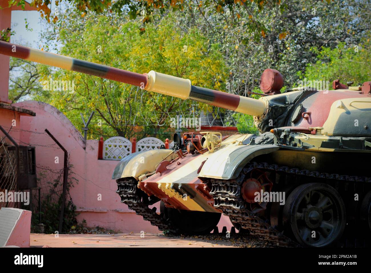 Un char de combat de l'armée indienne est présenté à l'extérieur Banque D'Images