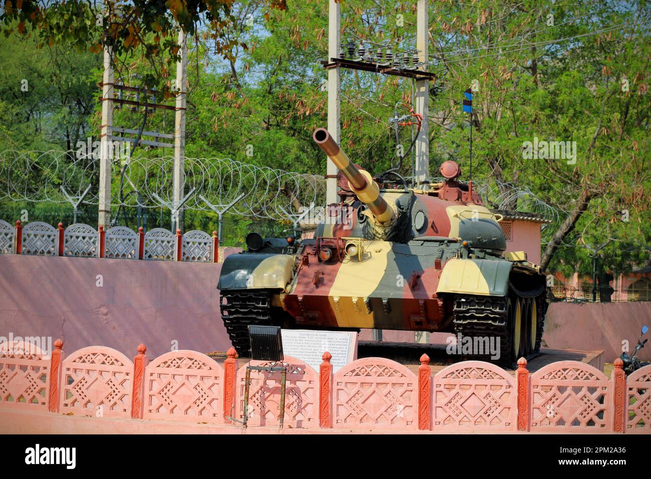 Un char de combat de l'armée indienne est présenté à l'extérieur Banque D'Images