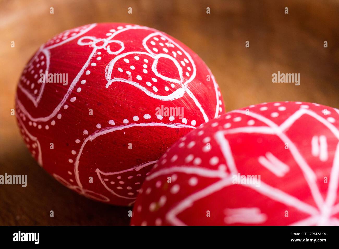 Gros plan de deux oeufs rouges de Pâques teints peints avec des motifs traditionnels, Hongrie Banque D'Images