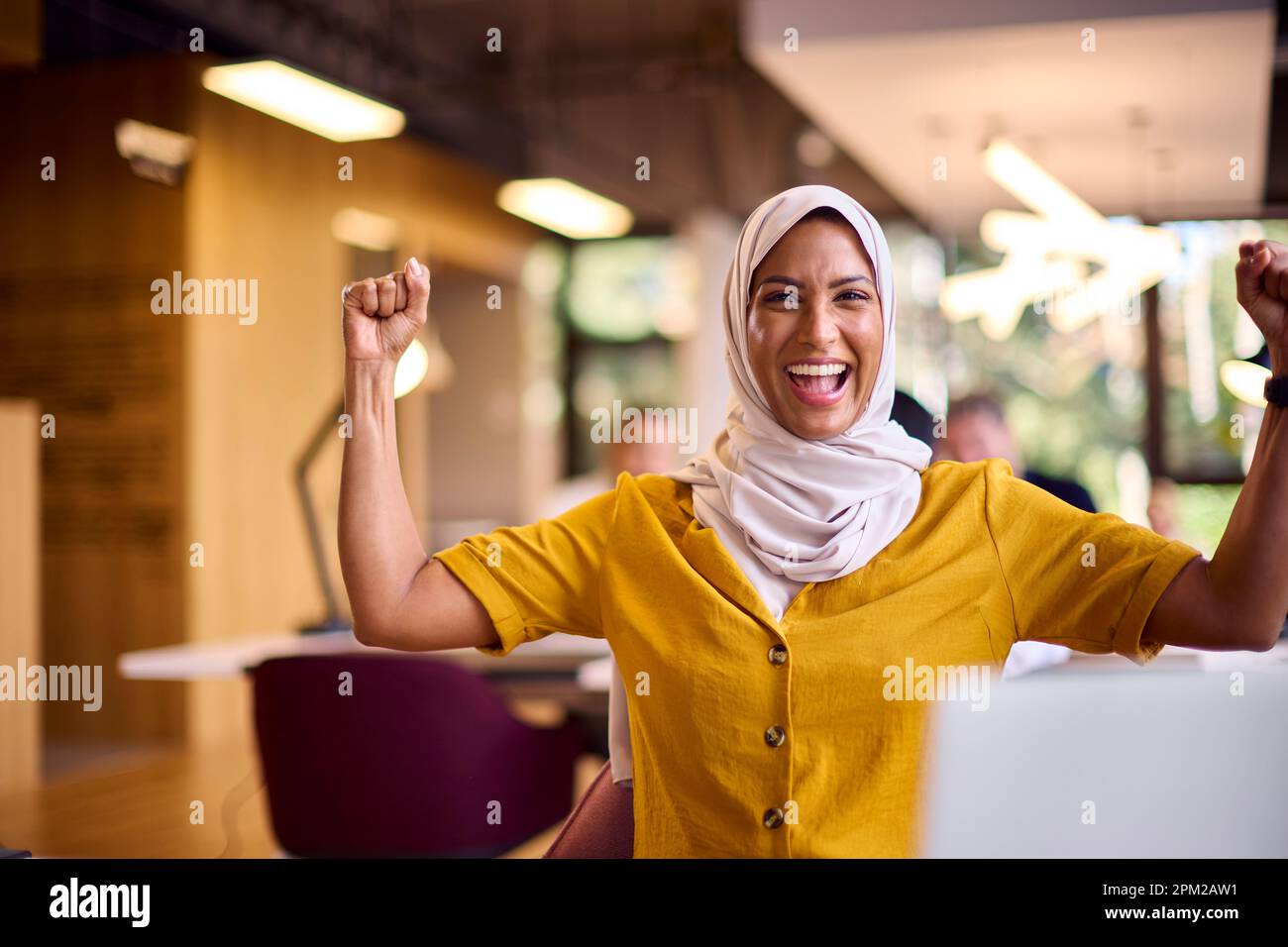 Portrait d'une femme d'affaires mûre excitée portant un foulard célébrant le travail au bureau au bureau Banque D'Images