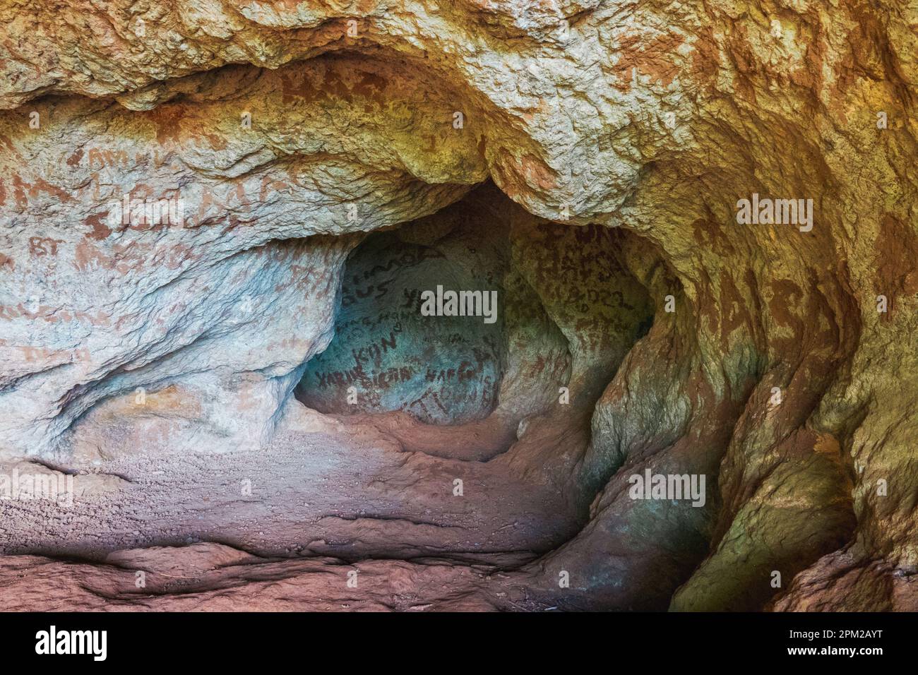 Vue panoramique sur une grotte de Sipi Waterfall à Kapchorwa, région du mont Elgon, Ouganda Banque D'Images
