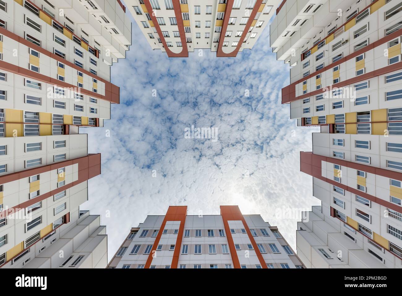 vue du sol au ciel bleu parmi les gratte-ciel, regardez la maison de bas en haut Banque D'Images