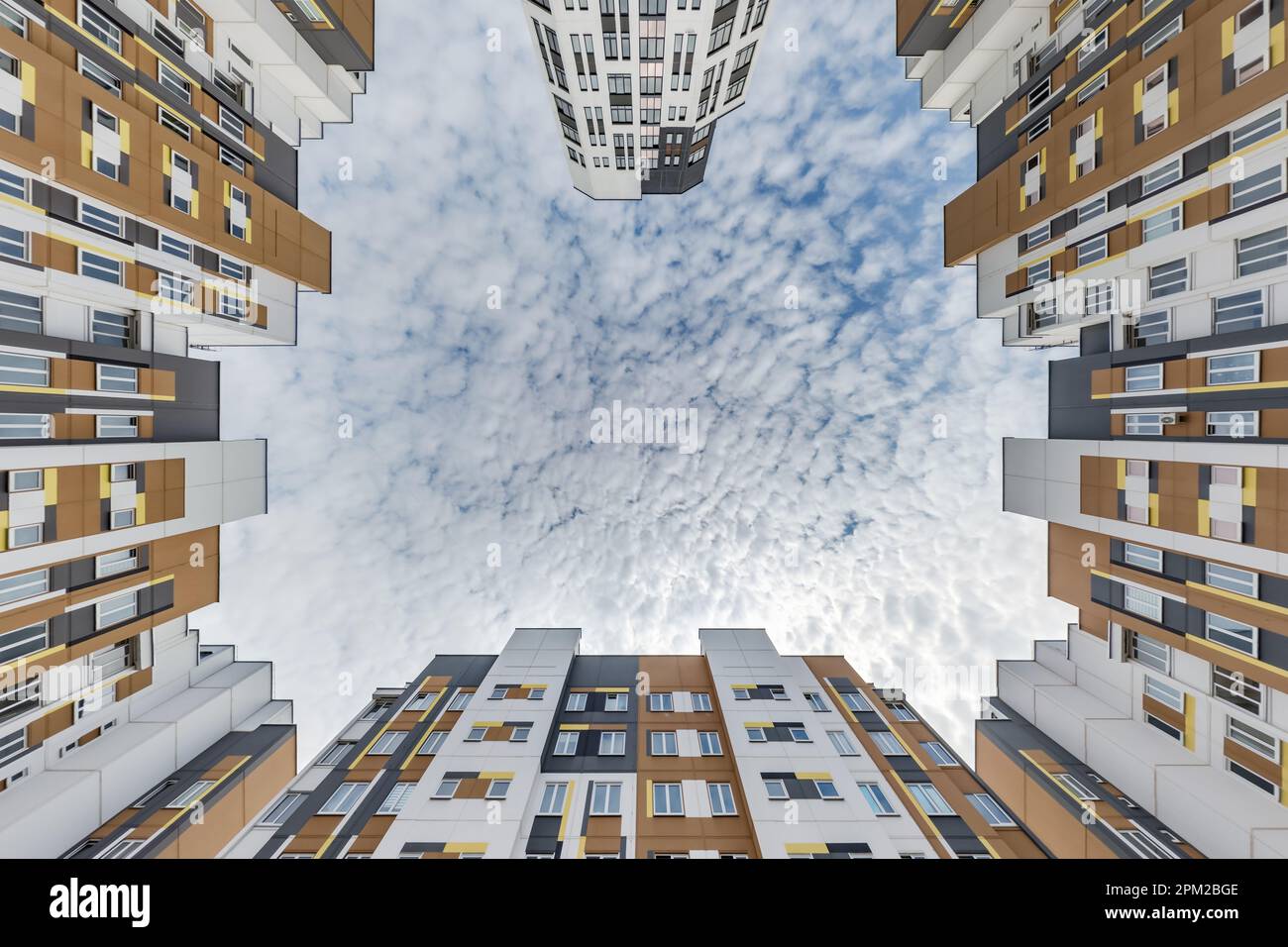 vue du sol au ciel bleu parmi les gratte-ciel, regardez la maison de bas en haut Banque D'Images