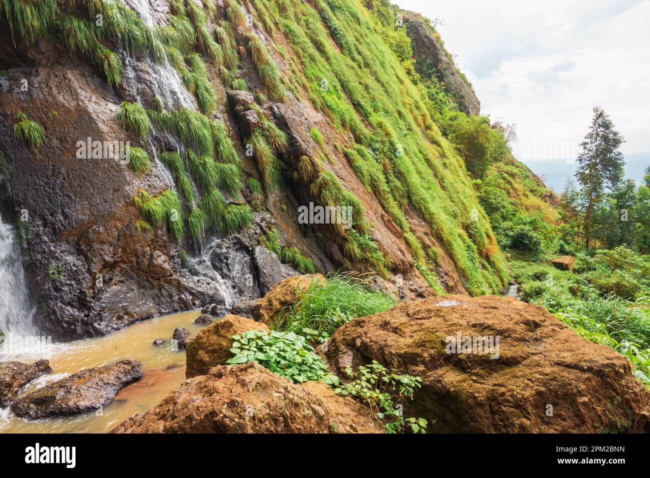 Vue panoramique sur la cascade de Wanale à Mount Elgon, Mbale, Ouganda Banque D'Images