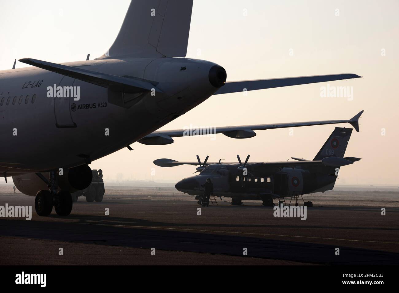 Sofia, Bulgarie - 16 février 2023 : Airbus A320 à l'avant et laisser le L-410 Turbolet à l'arrière sur la base aérienne de Vrazhdebna. Banque D'Images