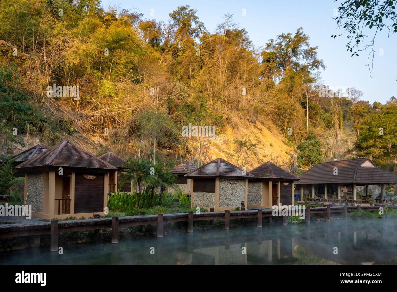 Les cabines de bain font la queue de la piscine de source chaude. Fang Hot Spring. Doi Pha Hom Pok National Park, Chiang Mai, Thaïlande. Banque D'Images