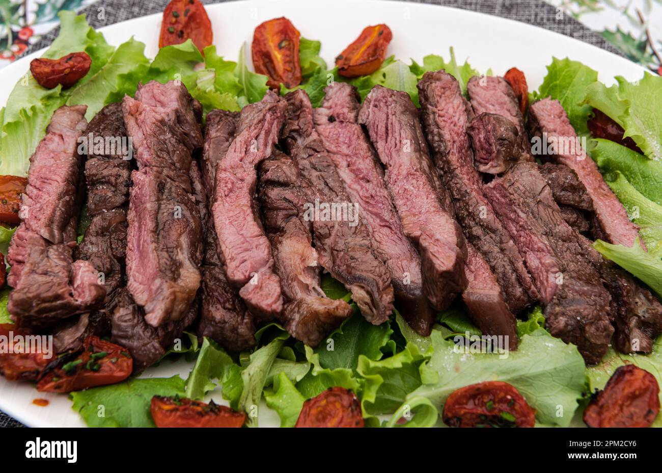 Détail du steak en tranches de viande grillée sur le flanc Banque D'Images