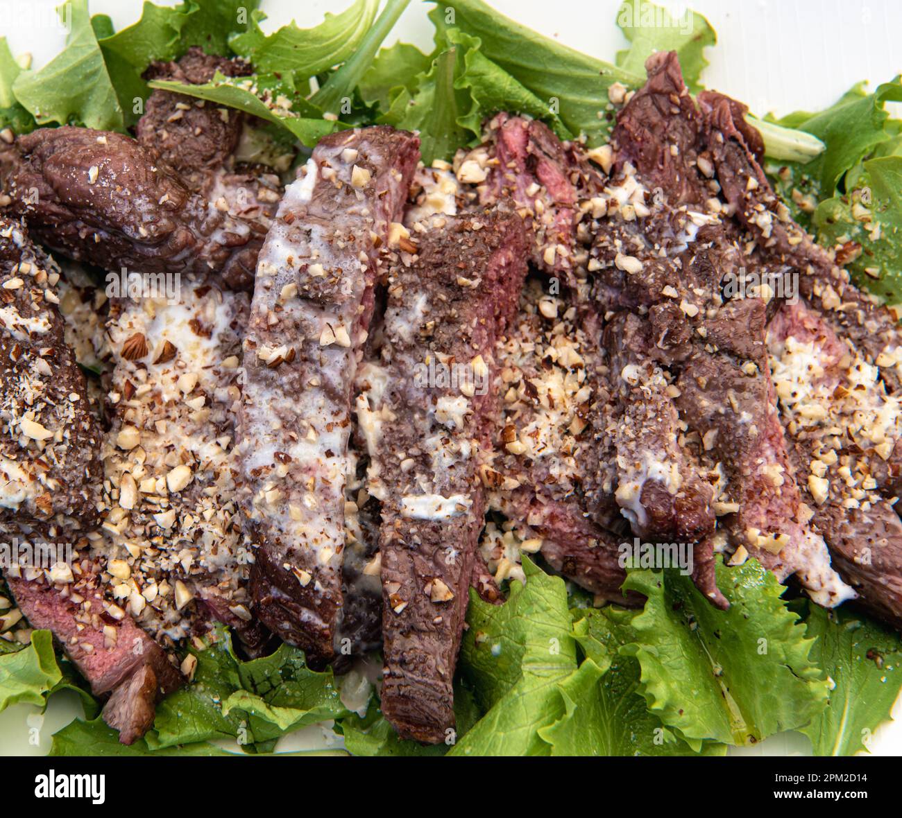 Détail du steak de flanc grillé en tranches avec sauce au fromage Banque D'Images