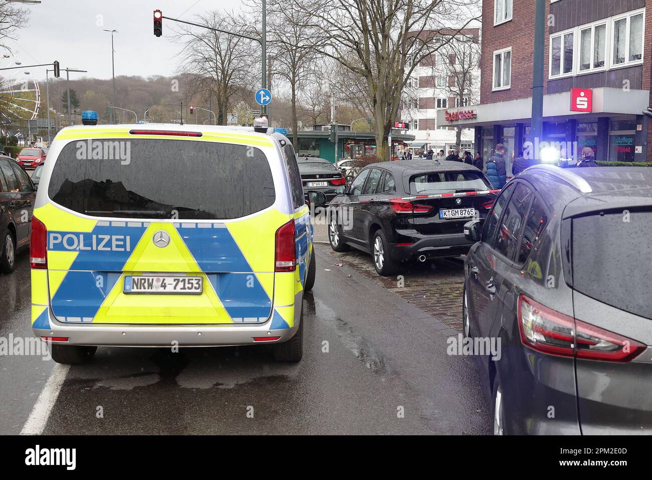 Düsseldorf, Allemagne. 10th avril 2023. Un véhicule de police est stationné sur une route bloquée par du ruban de police. Un homme de 18 ans a été grièvement blessé lors d'une attaque avec un couteau sur 10.04.2023. Un suspect a été arrêté, selon la police. Crédit : David Young/dpa/Alay Live News Banque D'Images