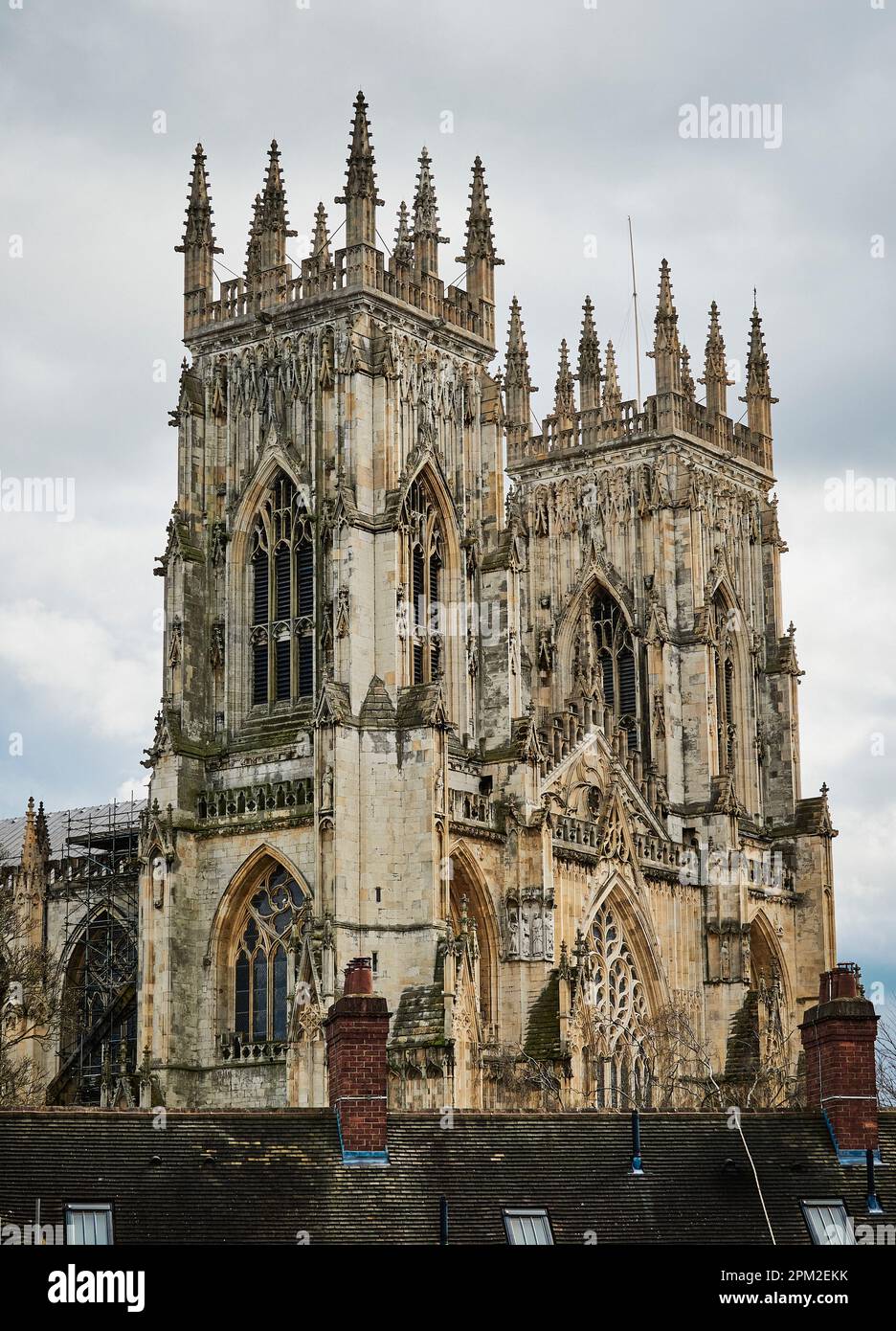 Vue avant gauche de York minster - lumière du jour. Banque D'Images