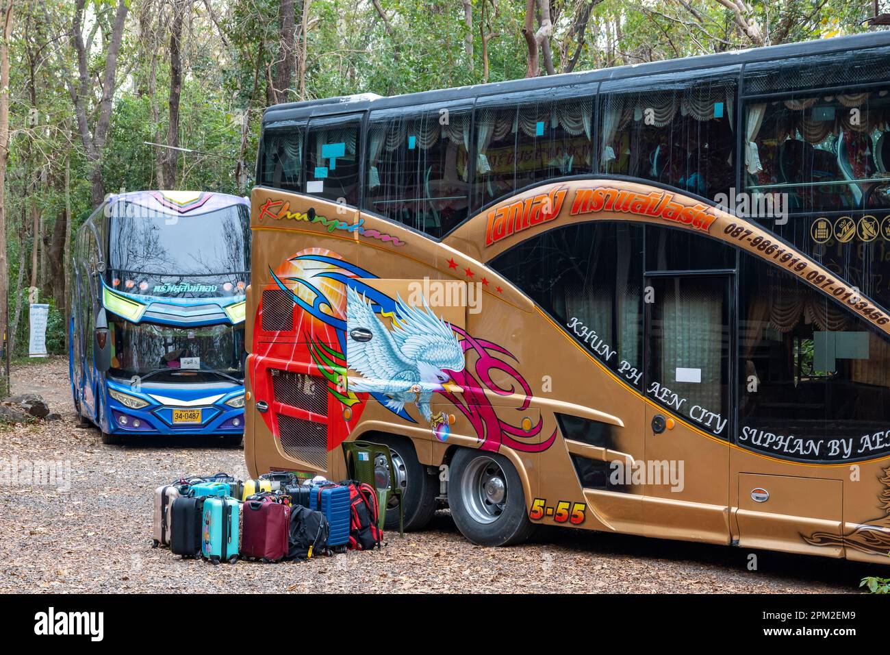 Bus transportant des touristes pour visiter Sakaerat Environmental Research Station, Udom SAP, Thaïlande. Banque D'Images