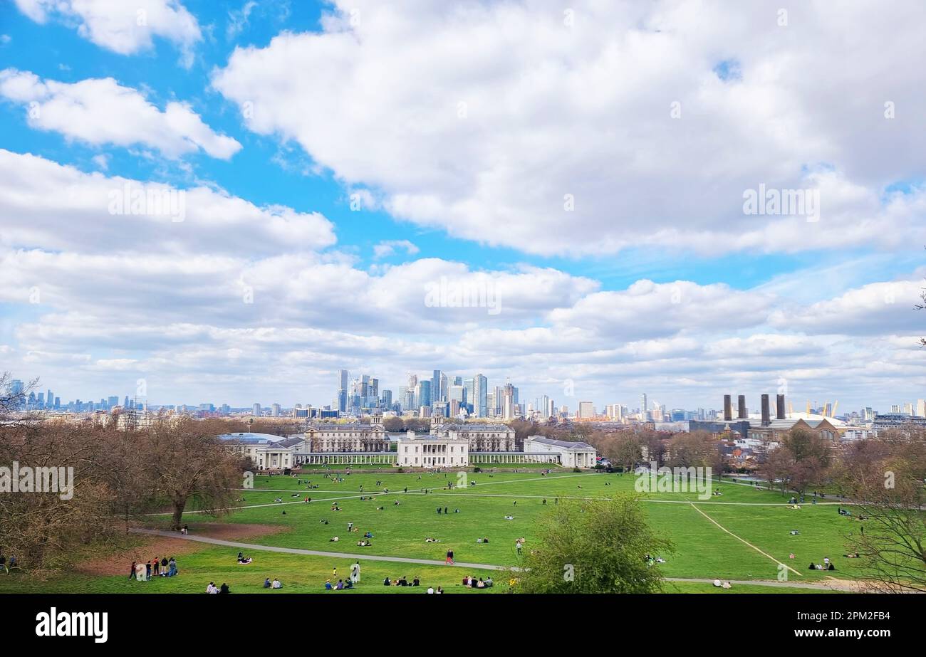 Canary Wharf, la ligne d'horizon du centre financier de Londres, est entourée par un ciel d'été, depuis la colline de l'Observatoire royal. Canary Wharf est un quartier de Londres, situé près de l'île des chiens dans le quartier de London de Tower Hamlets. Canary Wharf est défini par la Greater London Authority comme faisant partie du quartier central des affaires de Londres, aux côtés du centre de Londres. Royaume-Uni. Banque D'Images