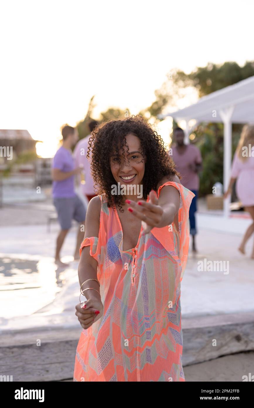 Portrait d'une femme afro-américaine heureuse dansant et souriant à la plage, avec espace de copie Banque D'Images
