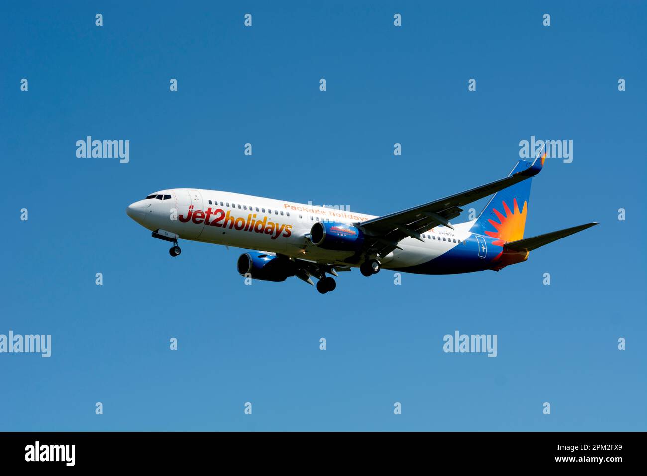 Jet2 Boeing 737-8BK atterrissage à l'aéroport de Birmingham, Royaume-Uni (G-DRTH) Banque D'Images