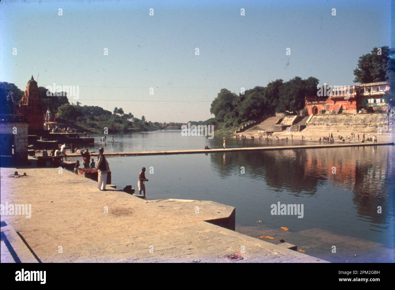 Ujjain est une ancienne ville située à côté de la rivière Kshipra, dans le centre de l'État indien du Madhya Pradesh. Une destination de pèlerinage hindoue importante, connue pour son temple de Mahakaleshwar vieux de plusieurs siècles, elle est l’une des rivières sacrées de l’hindouisme. La ville sainte d'Ujjain est située sur sa rive est. Tous les 12 ans, la foire de Sinhastha (Kumbh Mela) a lieu. Banque D'Images