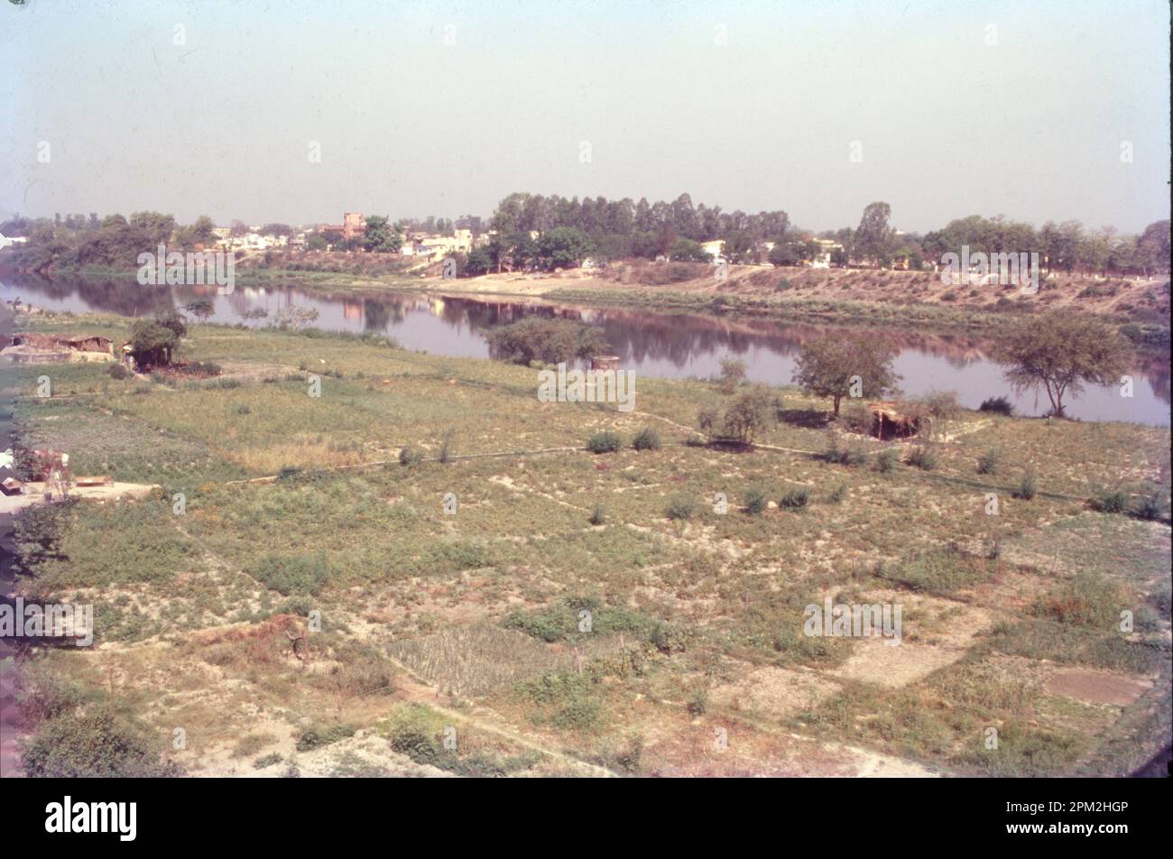 La rivière Gomti, Gumti ou Gomati est un affluent du Gange. Selon les croyances, la rivière est le fils de Rishi Vashishtha et se baigner dans le Gomti sur Ekadashi peut laver les péchés. Selon la Bhagavata Purana, l'une des principales œuvres religieuses de l'hindouisme, Gomti est l'une des cinq rivières transcendantales de l'Inde. Banque D'Images