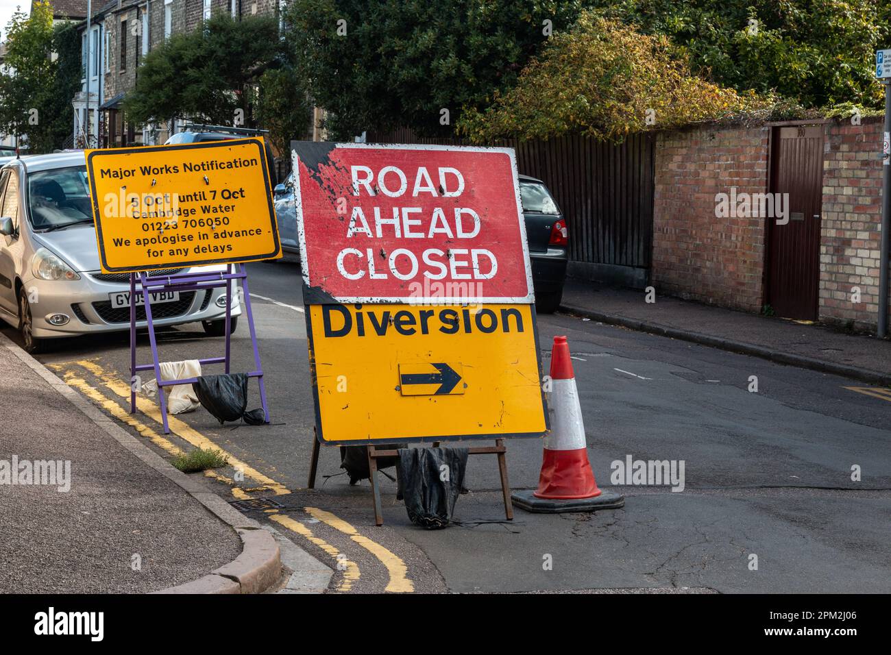 Route fermée et panneaux de déviation sur Sleaford Street, Cambridge, Royaume-Uni pour le travail effectué par Cambridge Water. Banque D'Images