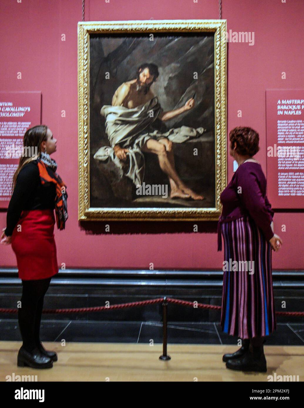 Londres, Royaume-Uni. 11th avril 2023. La première fois, le travail sera affiché publiquement pendant plus de 30 ans. Saint Bartholomew de Bernardo Cavallino, a été pendu aux côtés d'autres chefs-d'œuvre baroques italiens dans la salle 32 de la galerie nationale London.Paul Quezada-Neiman/Alamy Live News crédit: Paul Quezada-Neiman/Alamy Live News Banque D'Images