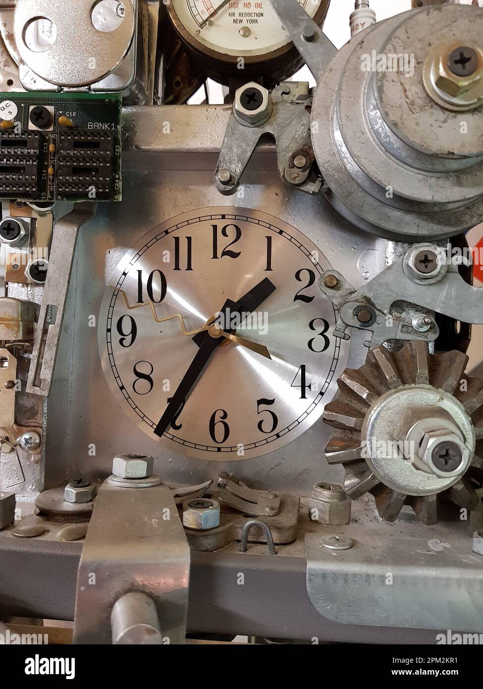 Horloge de style industriel en acier. Banque D'Images