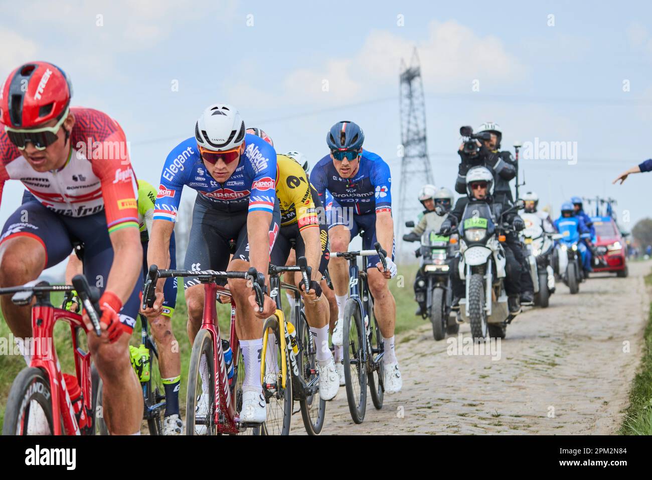 Mons-en-Pvle Peloton Van Der Poel Paris Roubaix 2023 9 avril 2023. Édition 120th heure de début:11:25 moyenne Vainqueur de la vitesse:46,841 km/h Catégorie de course:ME - M Banque D'Images