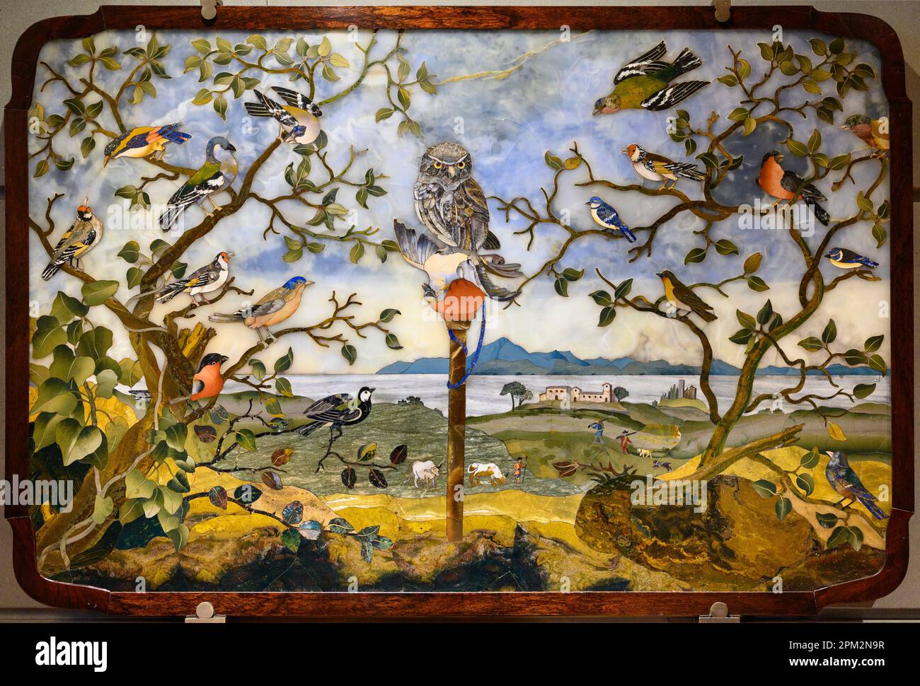 Florence. Italie. Musée de l'Opificio delle pietre dure (atelier de pierres semi-précieuses). Table avec hibou et oiseaux dans un paysage, 17th centur Banque D'Images