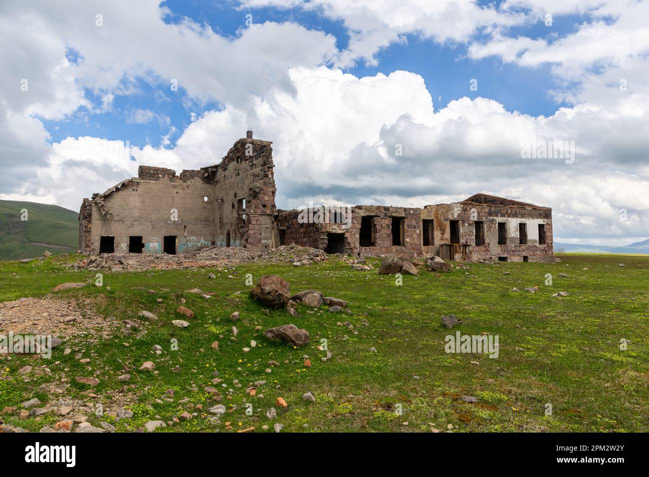 Ancienne station de téléski de Bakuriani, bâtiment abandonné sur la route M-20 à Tskhratskaro Pass, Géorgie. Banque D'Images