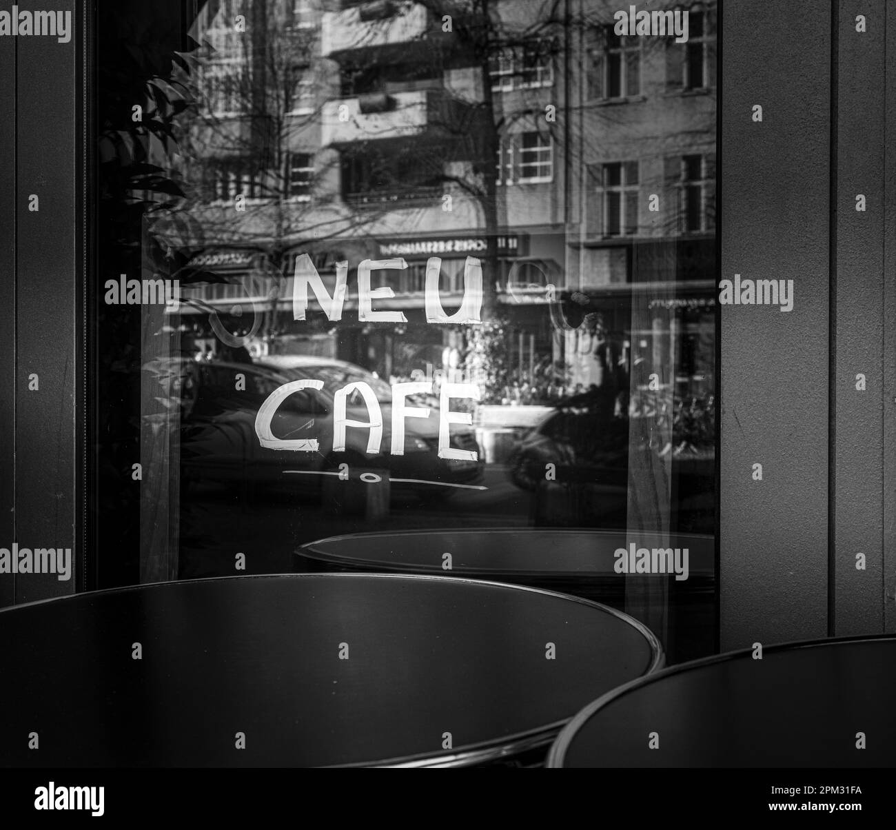 Photographie noir et blanc, Inscription sur Une fenêtre, Berlin, Allemagne Banque D'Images