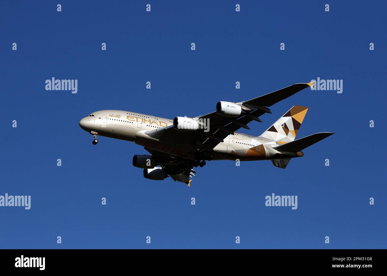 Photo du dossier datée du 28/01/16, d'un avion Etihad Airways Airbus A380-861 arrivant à l'aéroport de Heathrow. Les publicités pour Etihad ont été interdites pour avoir fait des allégations exagérées sur les efforts de la compagnie aérienne pour parvenir à un « aviation durable ». Date de publication : mardi 11 avril 2023. Banque D'Images