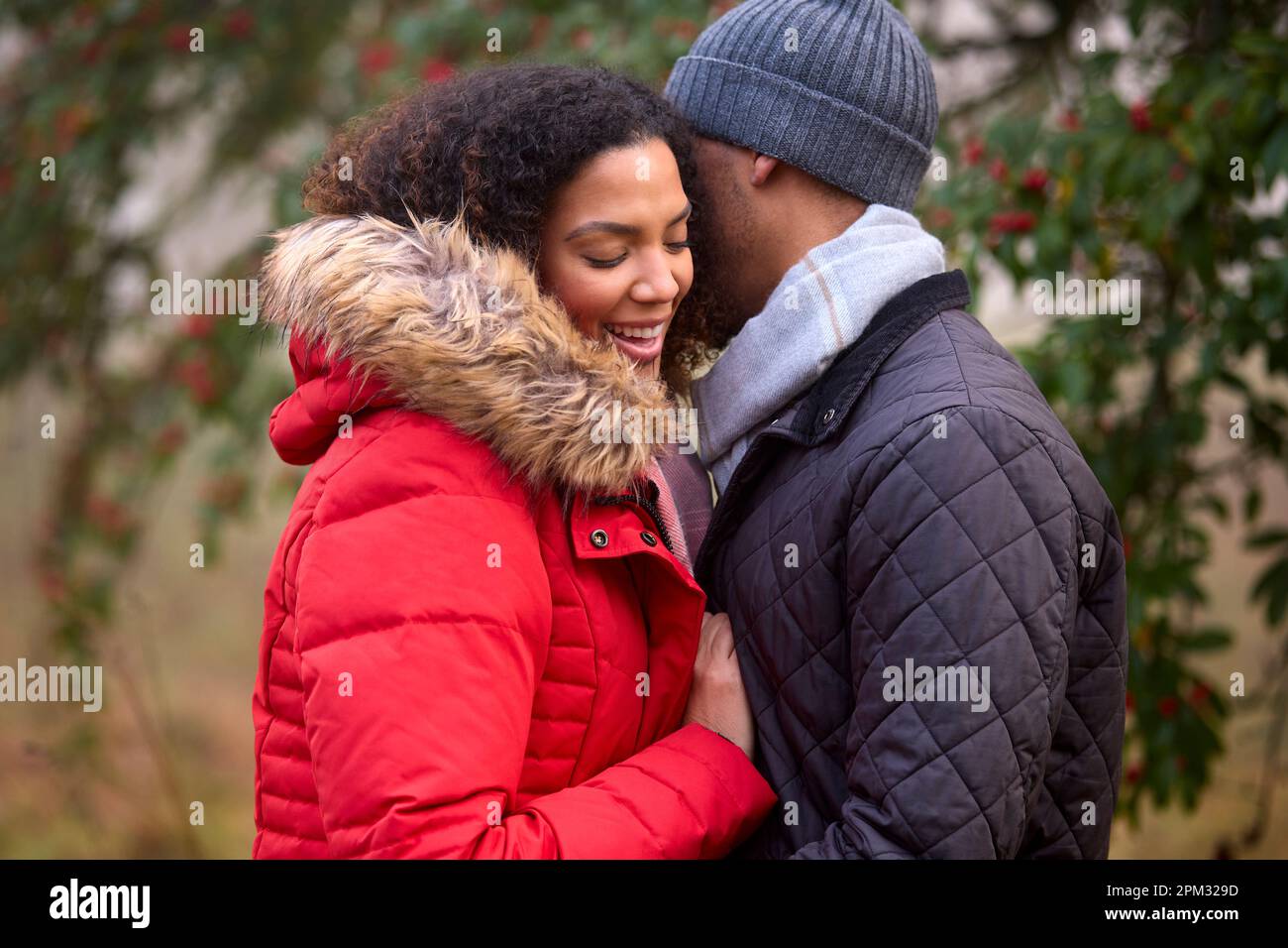 Couple portant des Coats et des Scarves sur la marche dans la campagne d'automne Misty Banque D'Images