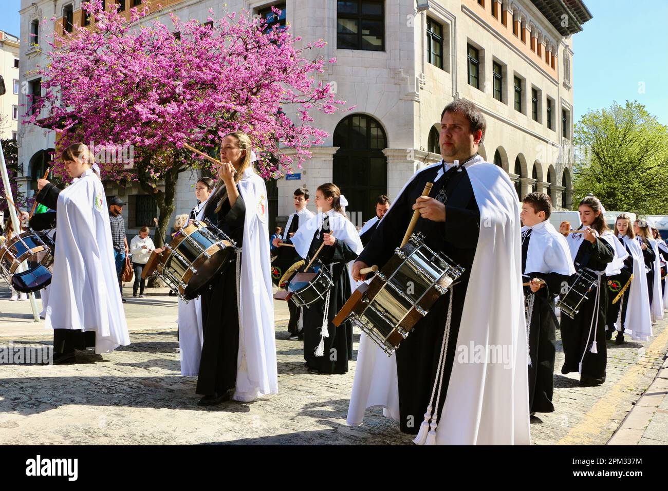 Los Dolores confrérie batteur dans la procession du dimanche de Pâques Santander Cantabria Espagne 2023 Banque D'Images