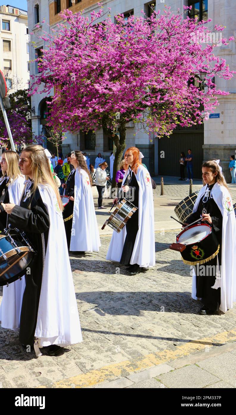 Los Dolores confrérie batteur dans la procession du dimanche de Pâques Santander Cantabria Espagne 2023 Banque D'Images