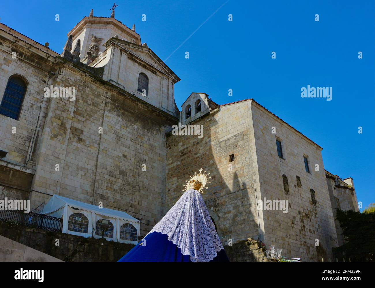 Vue arrière couronne dorée et voile Statue de Mary Virgen Inmaculada Gloriosa Procesión del Resucitado Dimanche de Pâques Santander Cathédrale Cantabria Espagne Banque D'Images