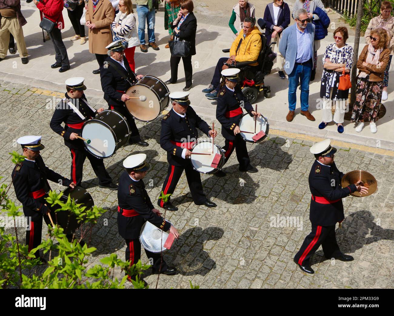 Groupe de marche avec tambours en uniforme dans la procession du dimanche de Pâques Santander Cantabria Espagne 2023 Banque D'Images