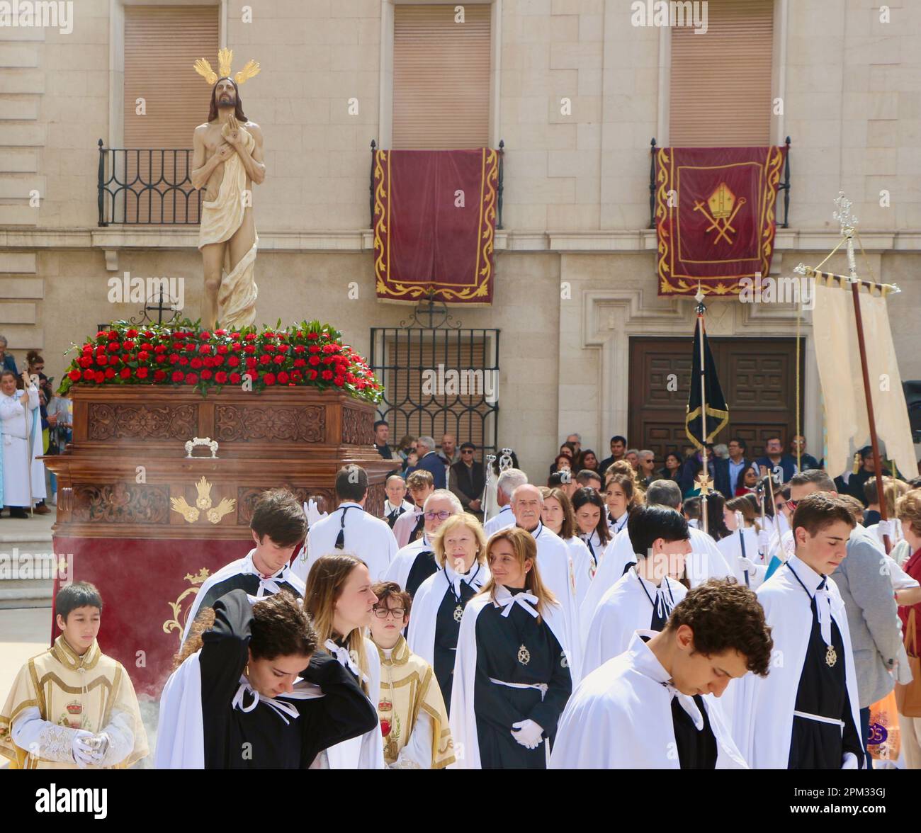 Les participants à la procession du dimanche de Pâques avec une sculpture de Jésus-Christ ont ressuscité Plaza Obispo Eguino y Trecu Santander Cantabria Espagne Banque D'Images