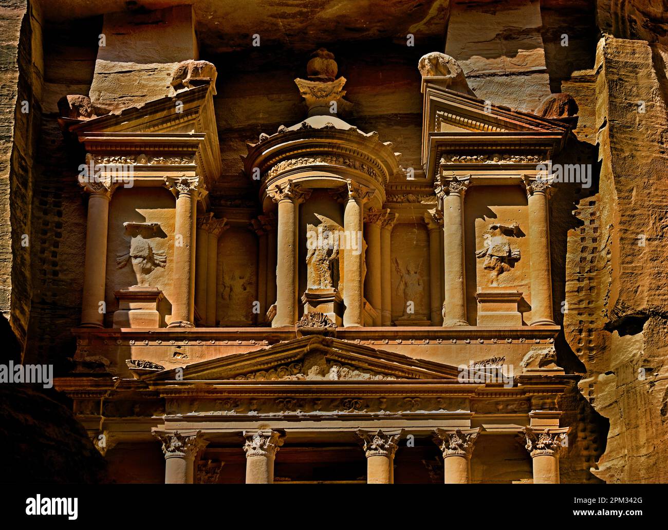 Petra City Al-Khazneh Treasury Temple structure de Royaume de Nabatéan, façades découpées en roche, Mausolée Roi Aretas IV 1st C AD Jordan grès sculpté roche Banque D'Images